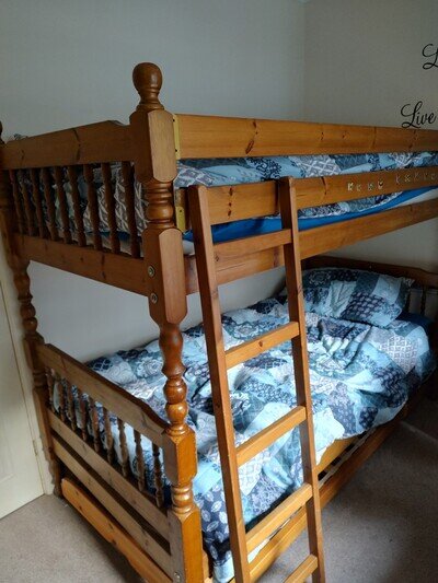 Kids Double Pine Wooden Bunk Beds with Mattresses And Quilts And Pillows Kids Double Pine Wooden Bunk Beds with Mattresses And Quilts And Pillows