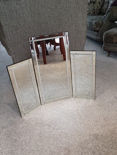Beautiful 3 way Diamante Dressing Table Mirror. No Damage Or Marks. Beautiful 3 way Diamante Dressing Table Mirror. No Damage Or Marks.